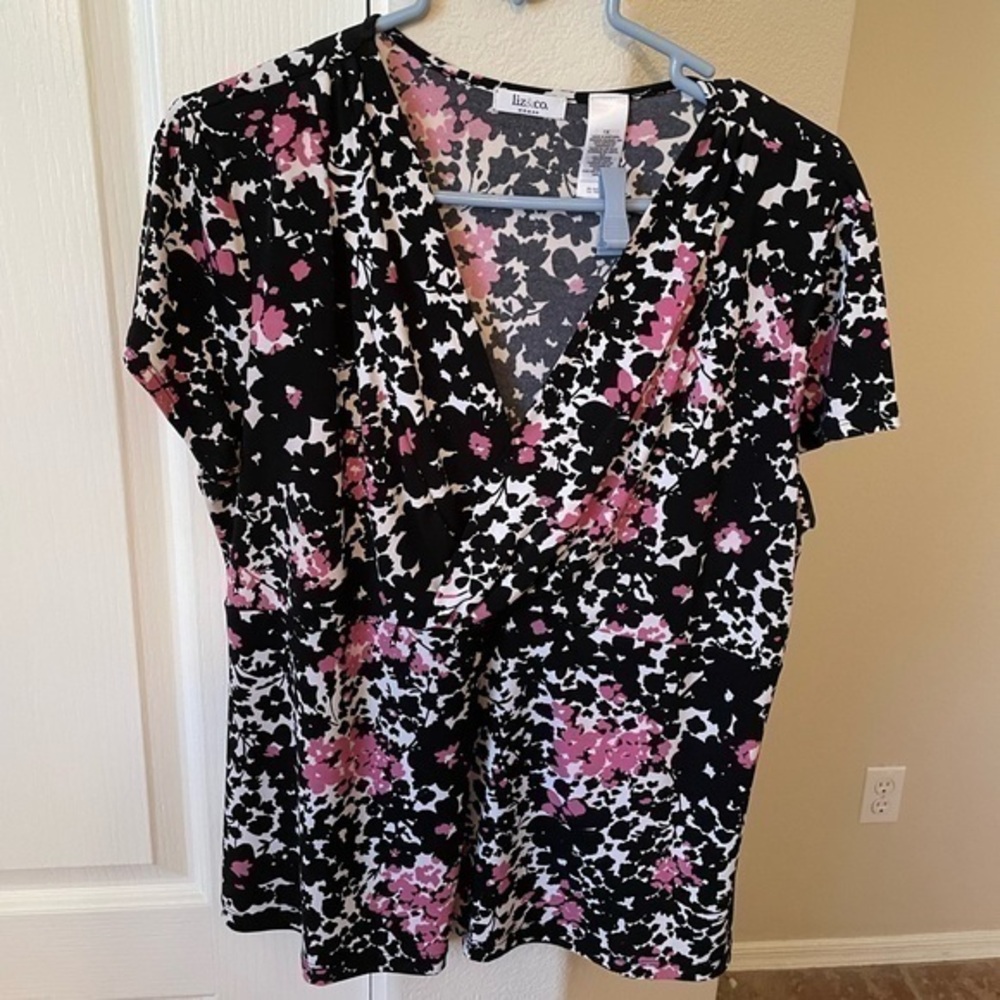 Liz & Company vneck short sleeve top